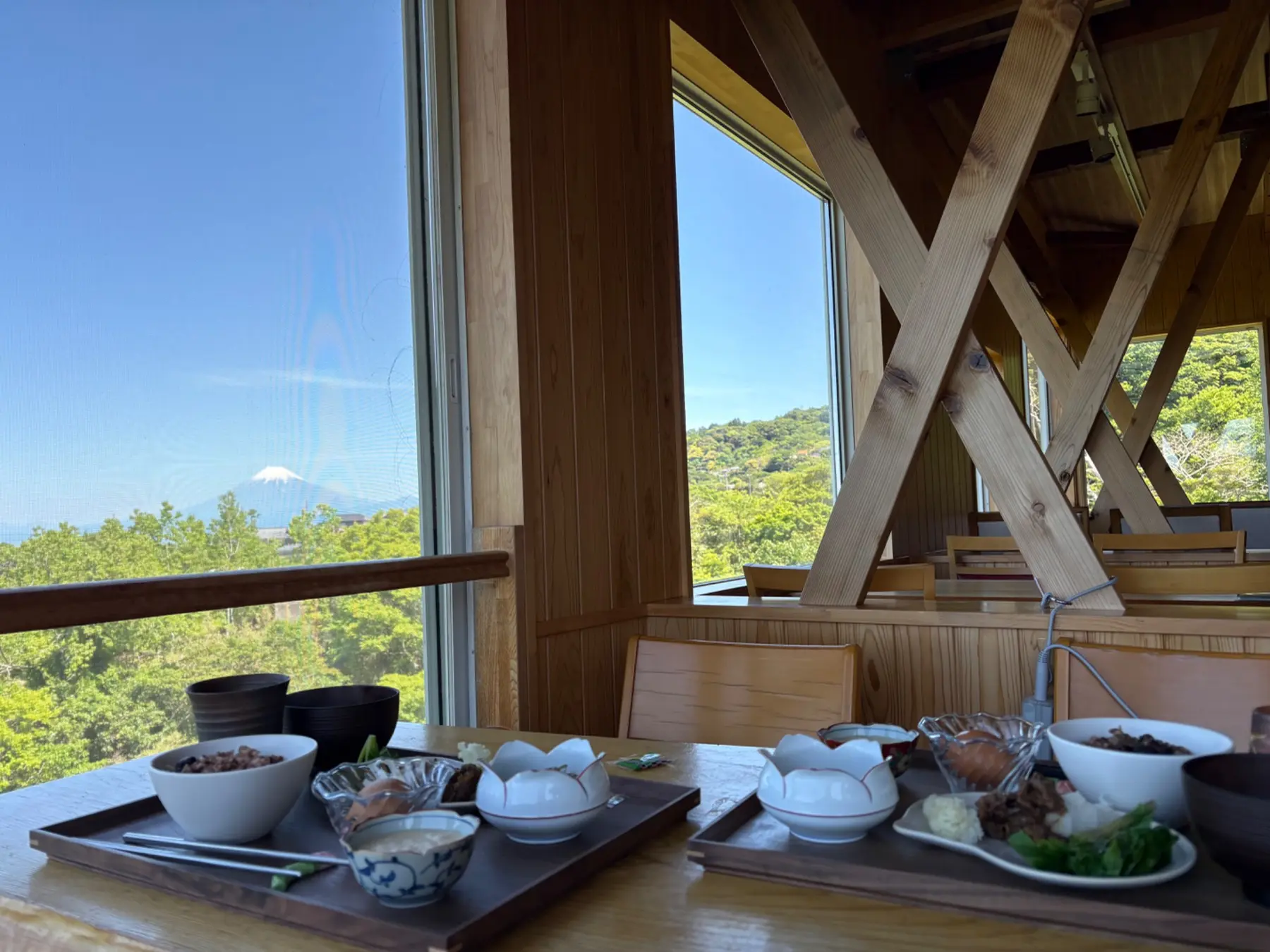 店内の席から食事とともに望む富士山