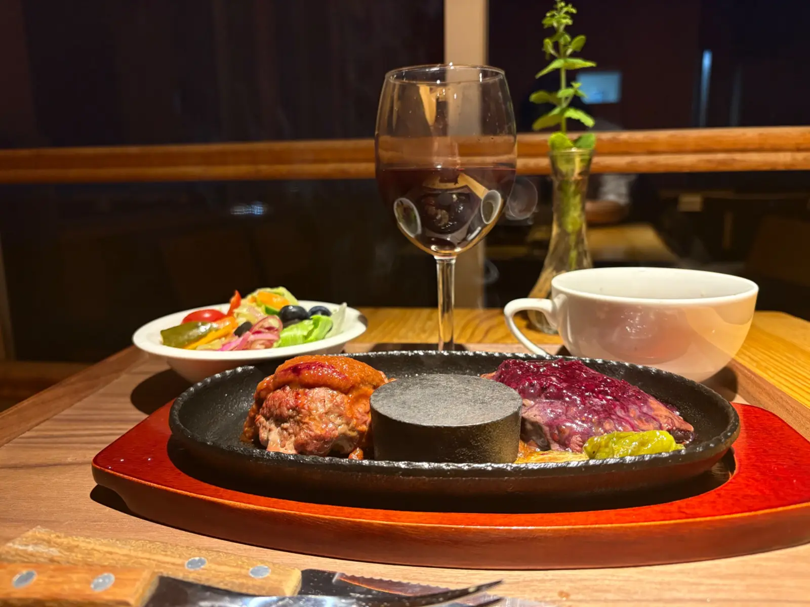 夜の店内で楽しむ伊豆牛のディナーと赤ワイン