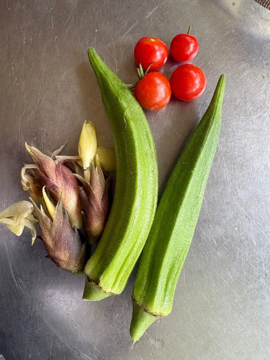 店の裏の畑で採れたオクラやみょうがなどの野菜