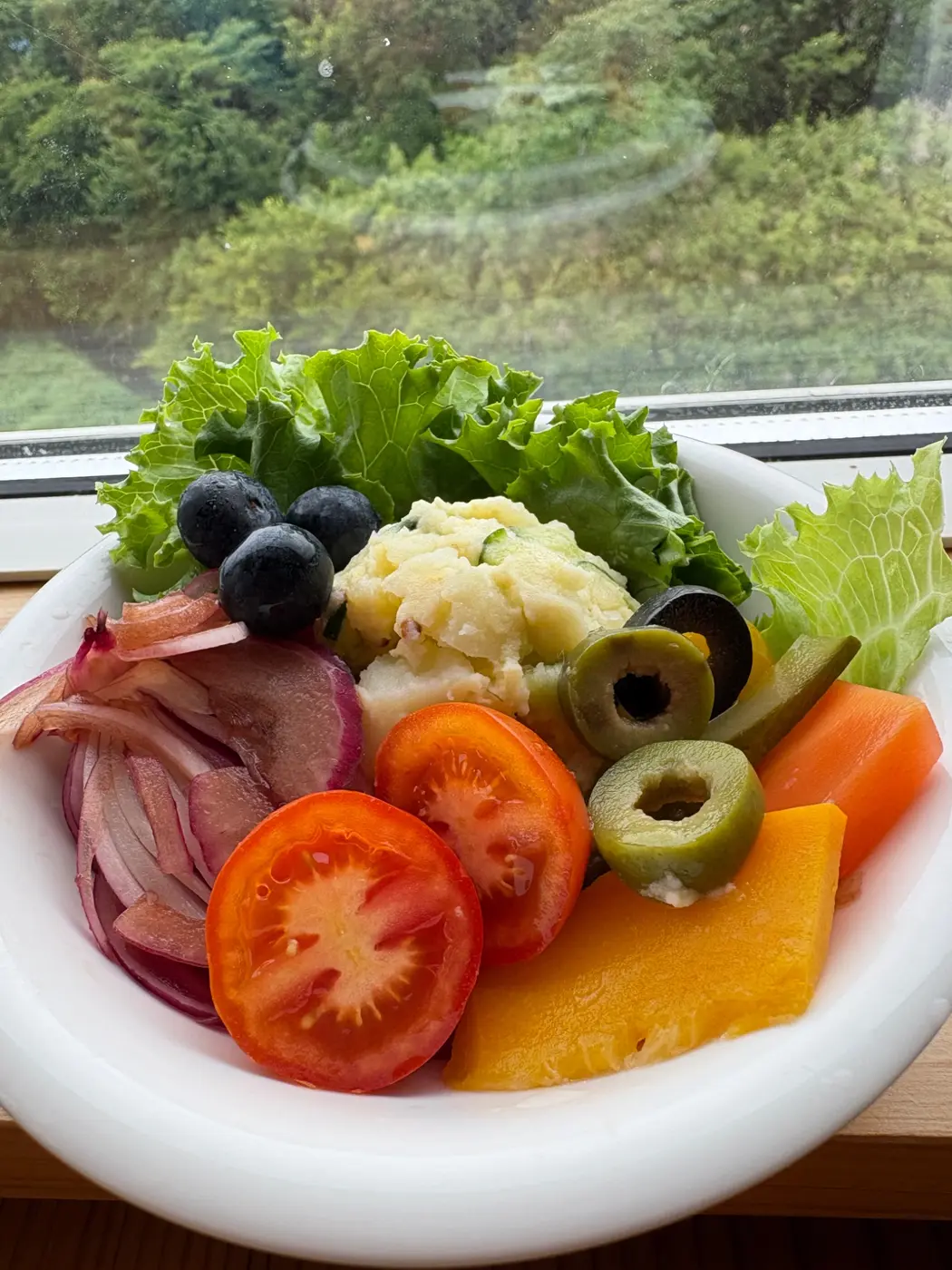 畑の野菜とブルーベリーを彩りよく盛り付けたサラダ