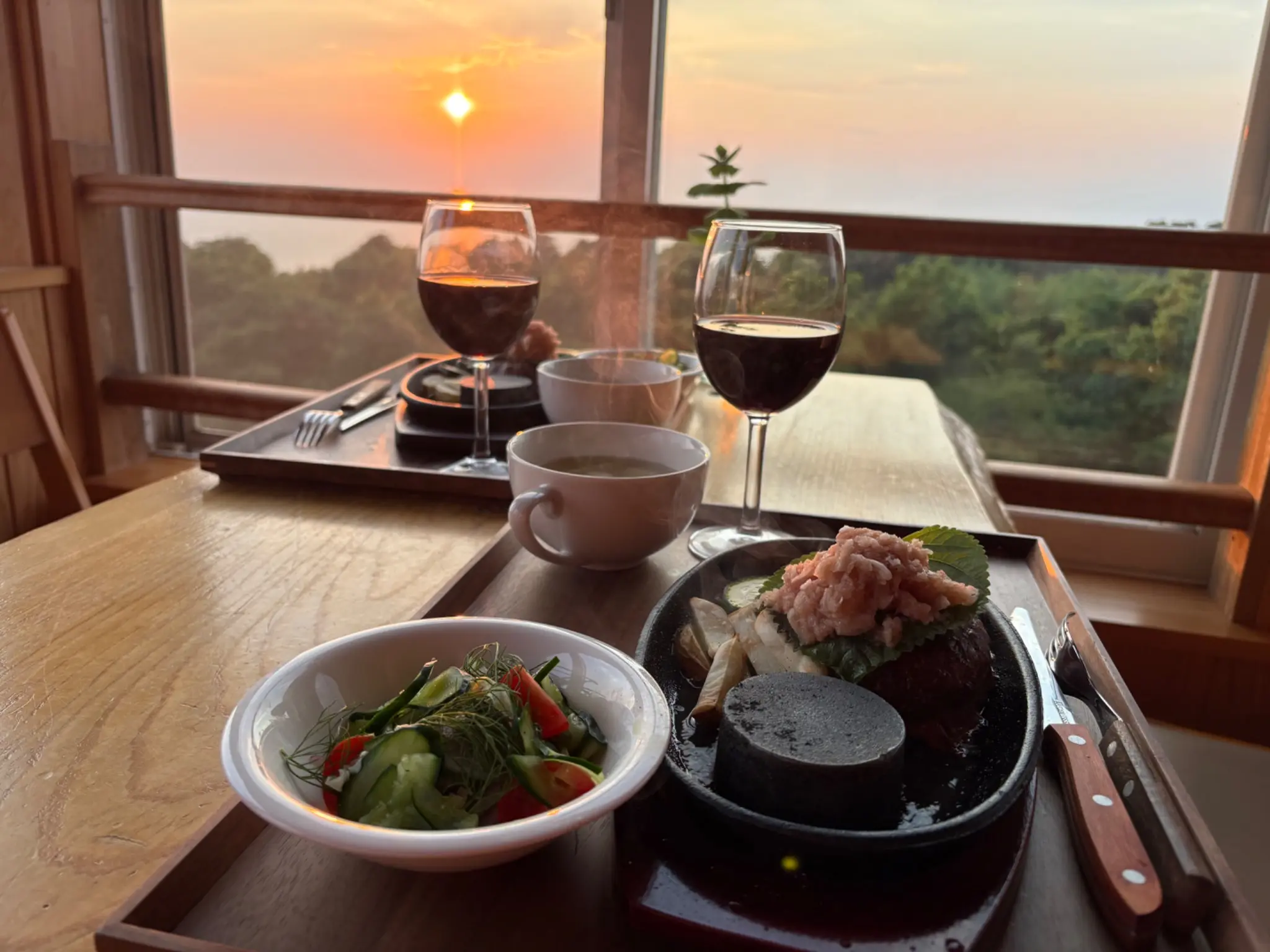 夕日を眺めながら楽しむ、伊豆牛料理と野菜サラダ、ワインの食卓