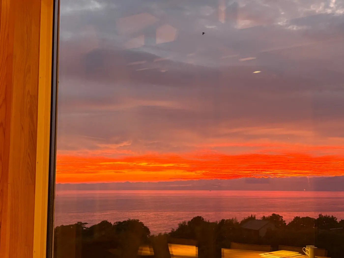 海の上を赤く染める鮮やかな夕焼け