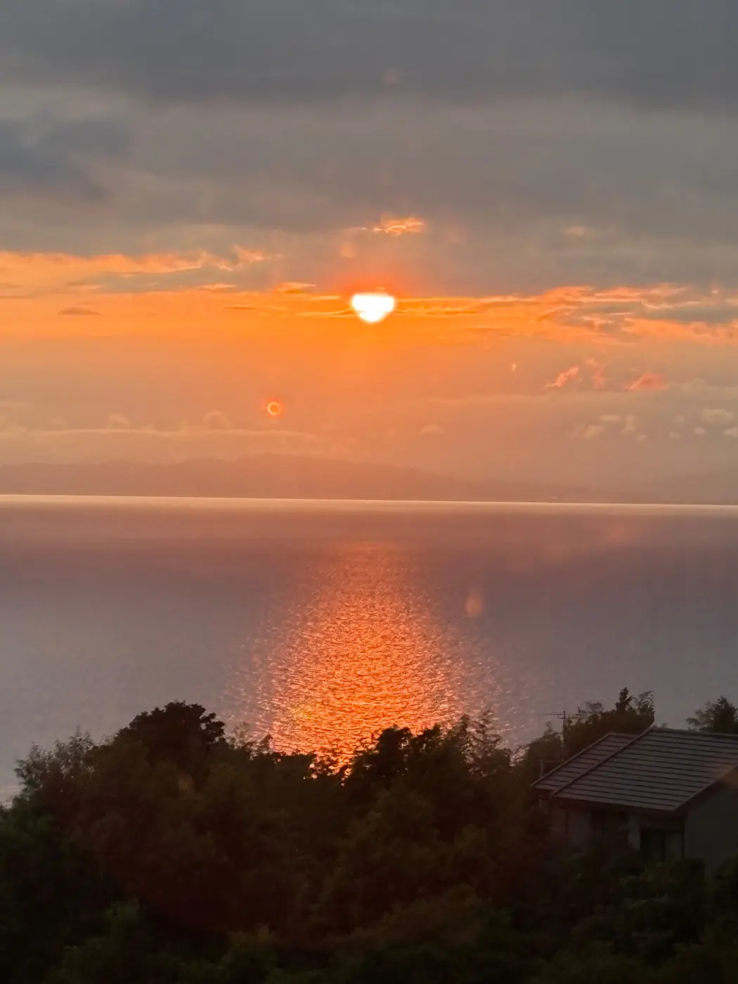 海面を金色に照らす夕日