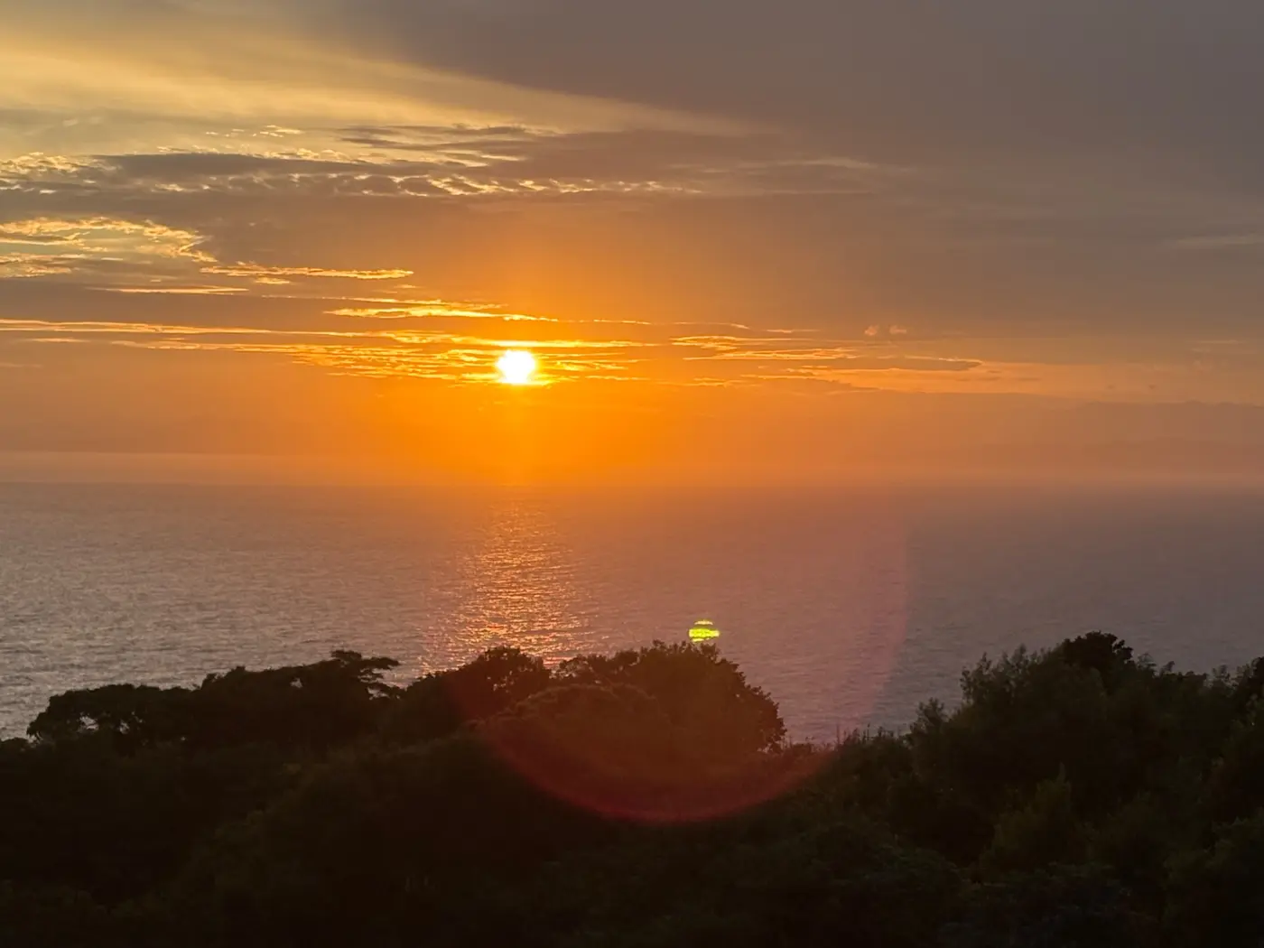 雲と海を黄金色に染める夕焼け